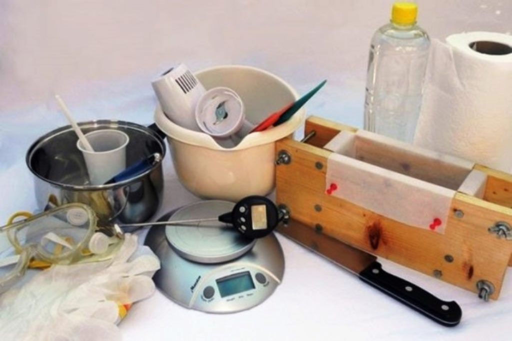 1 для приготовления домашней. Инструменты и оборудование для мыловарения. Инструменты для мыловарения в домашних. Аппарат для мыловарения. Посуда для мыловарения.
