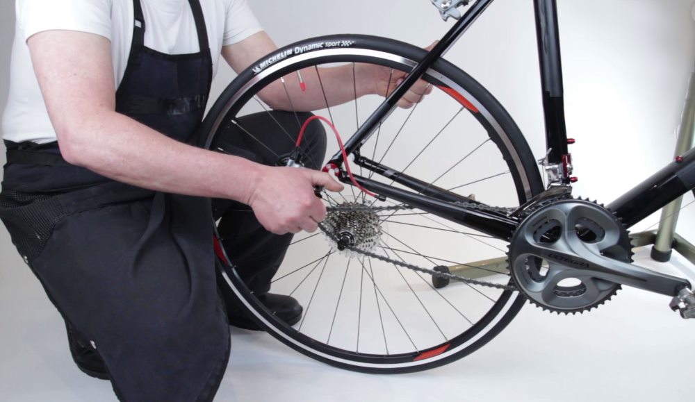 Снять колесо с велосипеда с дисковыми. Заднее колесо велосипеда. Снятие заднего колеса велосипеда. Колесо скоростного велосипеда. Лопастные колеса для велосипеда.